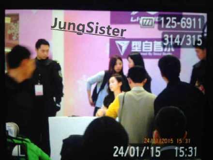 [PIC][23-01-2015]Jessica xuất hiện tại Thành Đô để tham dự buổi fansign đầu tiên cho thương hiệu "Lining" B8Go2bwCMAASitX