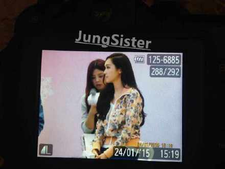 [PIC][23-01-2015]Jessica xuất hiện tại Thành Đô để tham dự buổi fansign đầu tiên cho thương hiệu "Lining" B8Go2dwCIAA7zN_