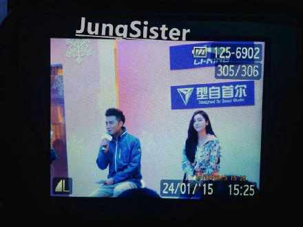 [PIC][23-01-2015]Jessica xuất hiện tại Thành Đô để tham dự buổi fansign đầu tiên cho thương hiệu "Lining" B8Go4VlCQAIAcXl