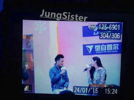 [PIC][23-01-2015]Jessica xuất hiện tại Thành Đô để tham dự buổi fansign đầu tiên cho thương hiệu "Lining" B8Go4X2CYAAJ6hn