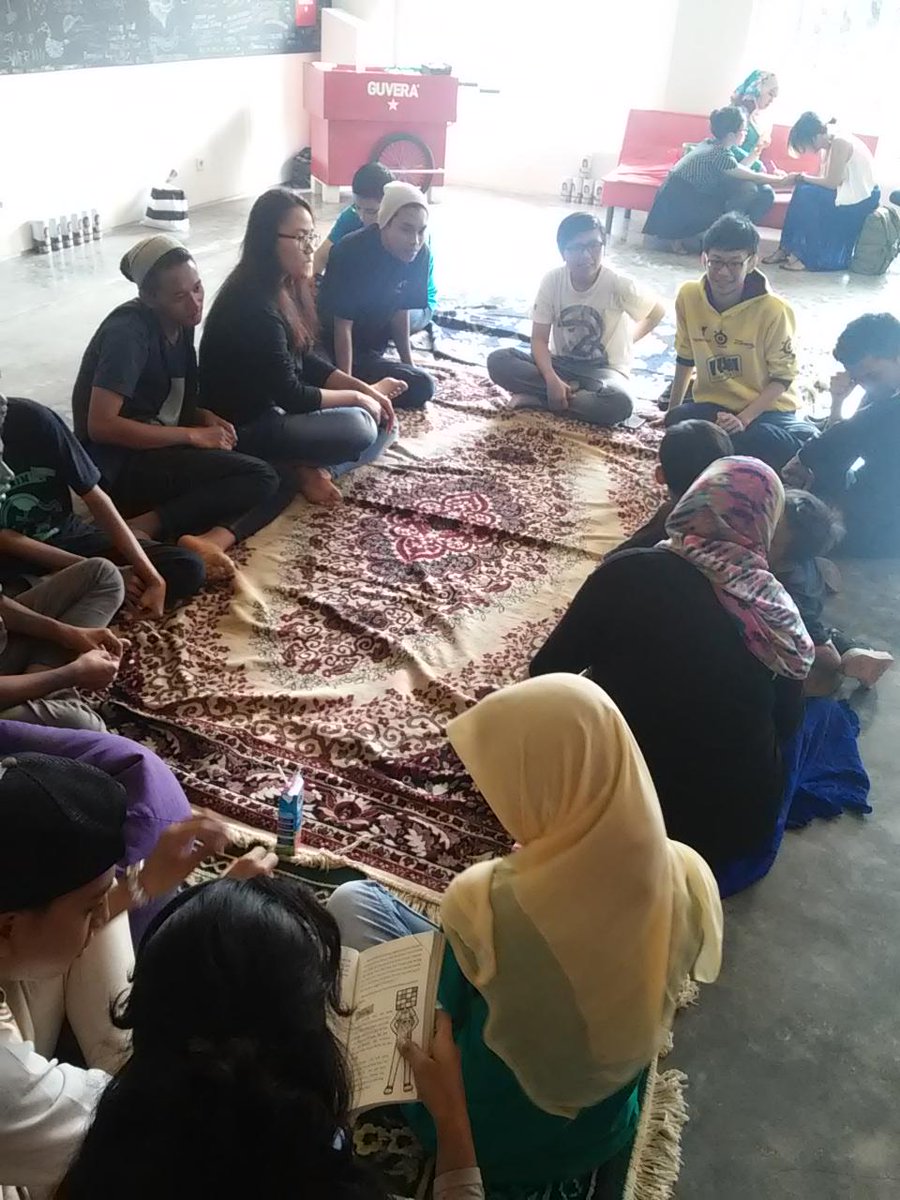 coinachance's tweet photo. Nah kalau yang ini.. sesi terakhir #CAC6 kali ini. Sharing ttg menulis dari @kevinchoc @bukune dgn adik2 CAC! ^^ http://t.co/DJMgjyhsi3