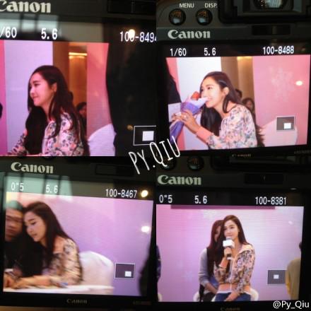 [PIC][23-01-2015]Jessica xuất hiện tại Thành Đô để tham dự buổi fansign đầu tiên cho thương hiệu "Lining" B8GpdHzCIAAbk8y