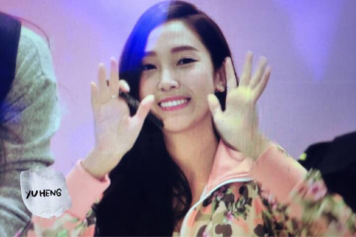 [PIC][23-01-2015]Jessica xuất hiện tại Thành Đô để tham dự buổi fansign đầu tiên cho thương hiệu "Lining" B8Gpy_fCUAEu21D
