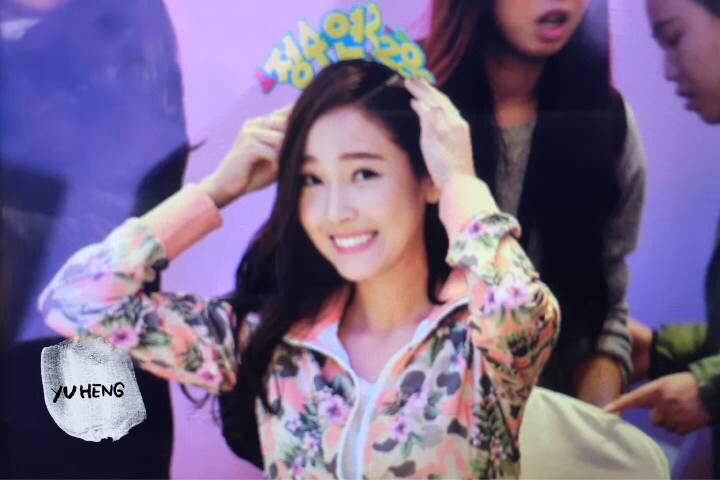 [PIC][23-01-2015]Jessica xuất hiện tại Thành Đô để tham dự buổi fansign đầu tiên cho thương hiệu "Lining" B8GqRL8CMAAzNXK