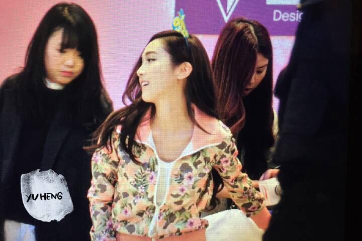 [PIC][23-01-2015]Jessica xuất hiện tại Thành Đô để tham dự buổi fansign đầu tiên cho thương hiệu "Lining" B8GqRLrCcAE6ZN0