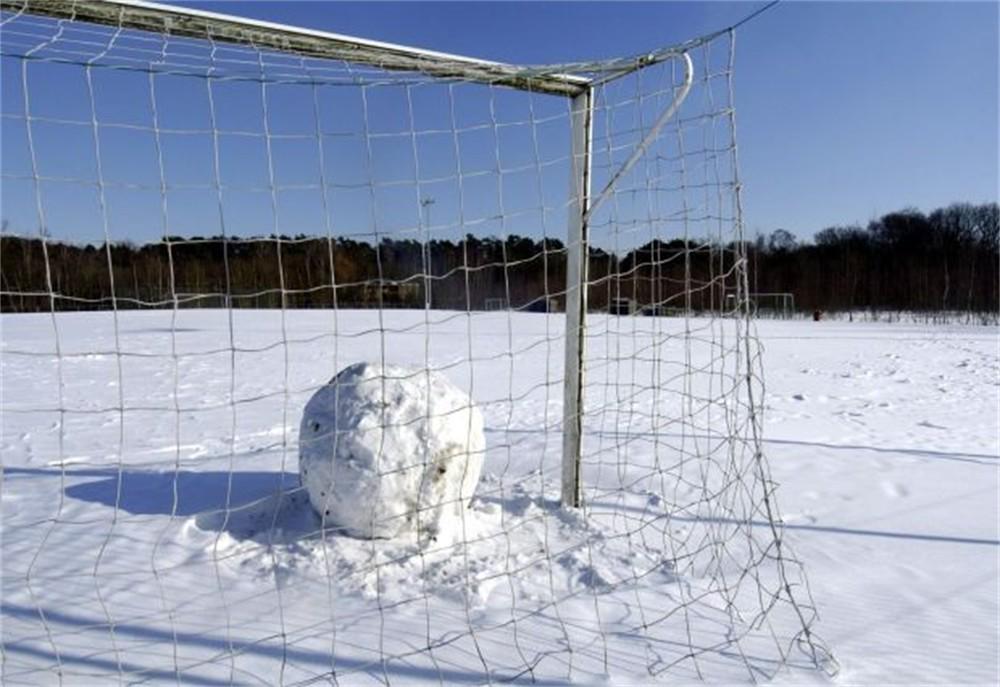 VVZTS's tweet photo. Wegens weersomstandigheden @VVZTS F1 - @SVBeemster F2 en @VVZTS MP1 - @RKVVSaenden MP1 afgelast ! #sneeuw #voetbal http://t.co/5baZkfrD5u