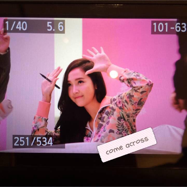 [PIC][23-01-2015]Jessica xuất hiện tại Thành Đô để tham dự buổi fansign đầu tiên cho thương hiệu "Lining" B8GuWnZCMAEE4Or