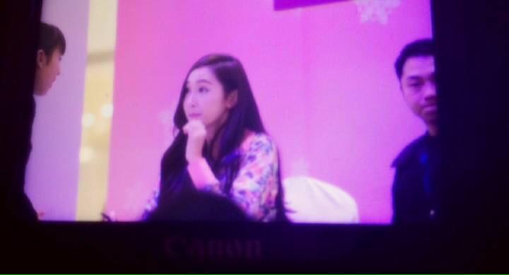 [PIC][23-01-2015]Jessica xuất hiện tại Thành Đô để tham dự buổi fansign đầu tiên cho thương hiệu "Lining" B8GvrKvCQAI3YI3