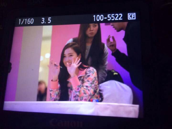 [PIC][23-01-2015]Jessica xuất hiện tại Thành Đô để tham dự buổi fansign đầu tiên cho thương hiệu "Lining" B8GvrMzCEAAr84G