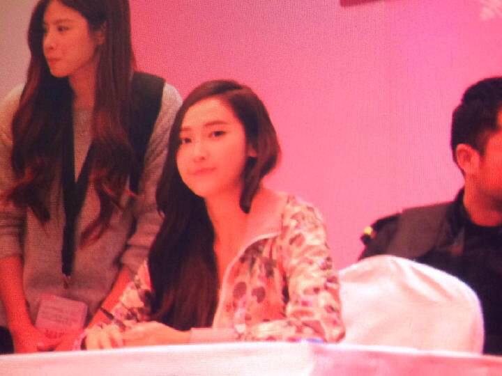 [PIC][23-01-2015]Jessica xuất hiện tại Thành Đô để tham dự buổi fansign đầu tiên cho thương hiệu "Lining" B8GvrOqCEAAdzxR