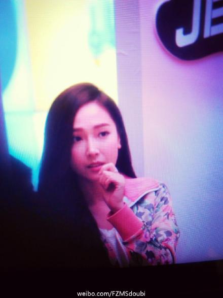 [PIC][23-01-2015]Jessica xuất hiện tại Thành Đô để tham dự buổi fansign đầu tiên cho thương hiệu "Lining" B8Gwi6ACEAE8IeP
