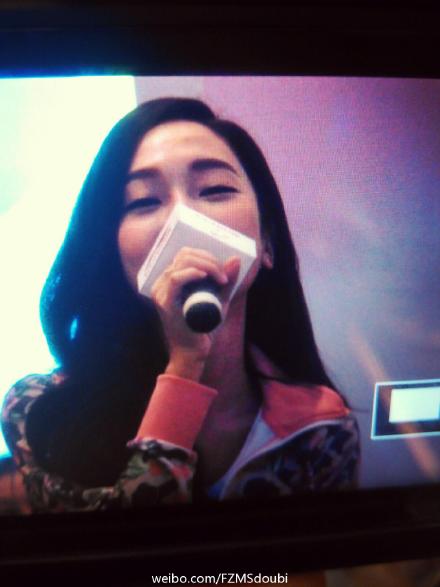 [PIC][23-01-2015]Jessica xuất hiện tại Thành Đô để tham dự buổi fansign đầu tiên cho thương hiệu "Lining" B8GwjA3CQAAdG-Q