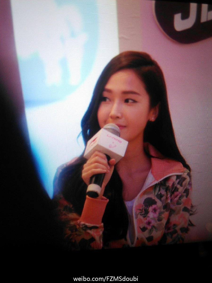 [PIC][23-01-2015]Jessica xuất hiện tại Thành Đô để tham dự buổi fansign đầu tiên cho thương hiệu "Lining" B8GwjamCIAEU_4b