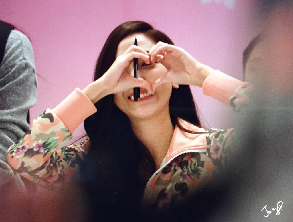 [PIC][23-01-2015]Jessica xuất hiện tại Thành Đô để tham dự buổi fansign đầu tiên cho thương hiệu "Lining" B8GzVFYCIAAr6XU