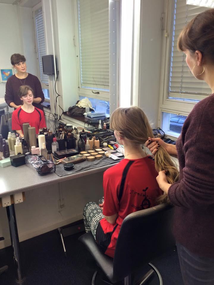 DFT_Unicycling's tweet photo. Forberedelserne tager fart - nu gælder det hår og make up, nogen synes det er sjovere end andre #talentdk http://t.co/ydWEnKtRzq