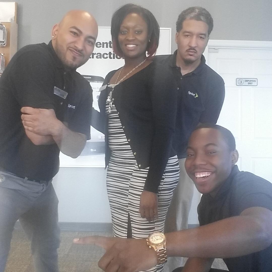 MomofGeorgia's tweet photo. They R hungry!! Cutting one bill at a time #fivestarcellular #SprintSe @thenny11 @kgbond0007 #savcrossing #teamsprint http://t.co/r3XEgg0xRF