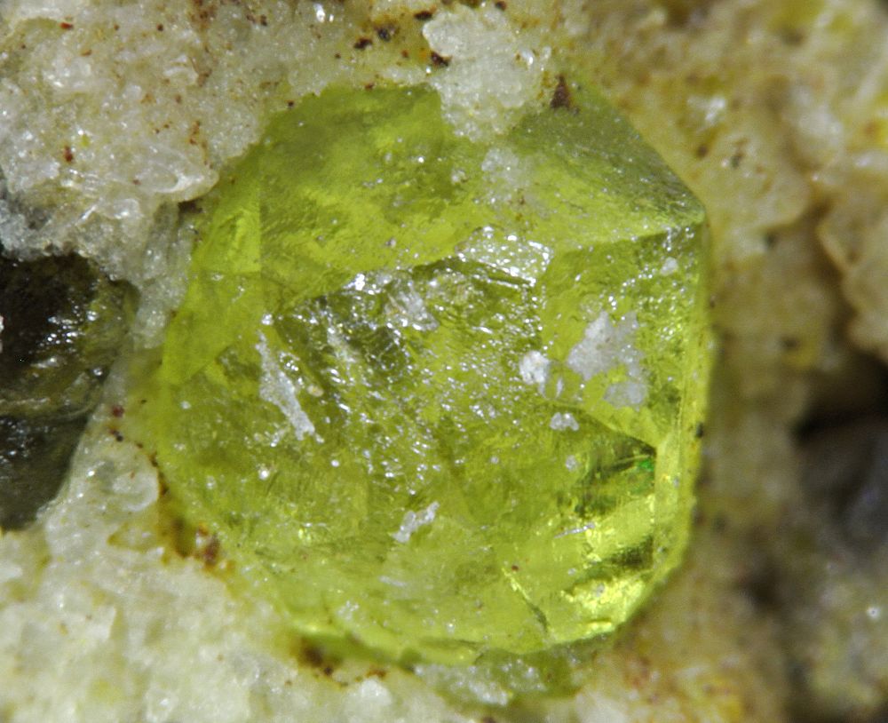 これも秩父鉱山の柘榴石（ガーネット）ですが、少し緑色の物 画像では