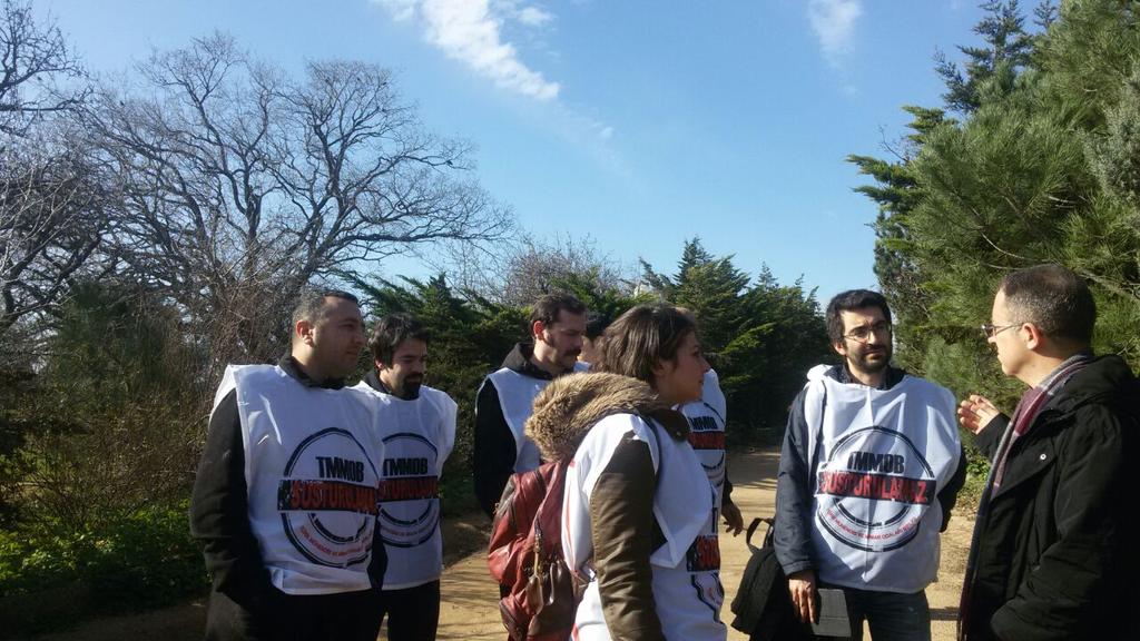 CMOistanbul's tweet photo. Bugün Validebağ Gönüllüleri ile birlikte Validebağ Korusunda kaçak inşaatı ve çimentolu dereyi inceledik ! http://t.co/RQht4pAGax