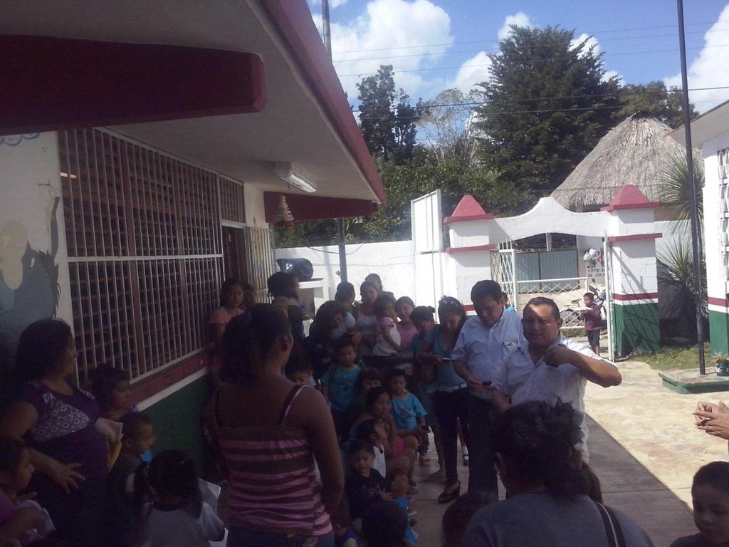 rocalan's tweet photo. @RED_CIUDADANA_  reunion de trabajo con promotores en José M.Morelos Lic Ovando y Erick Borges. gestoría permanente. http://t.co/fvsZ5XsBnW