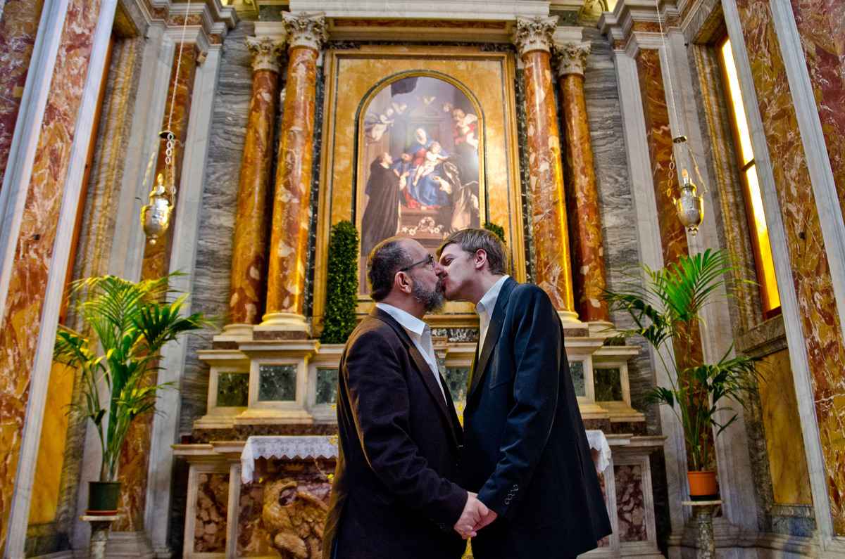 subversivos_'s tweet photo. Exposición fotográfica del artista sevillano Gonzalo Orquín. "Un beso delante de dios" http://t.co/PkicfqWpkZ