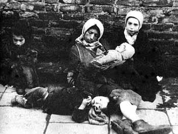 AliDHain's tweet image. 445,000 Jews had been deported to the Warsaw ghetto by March 1941

#LearningTheLessons