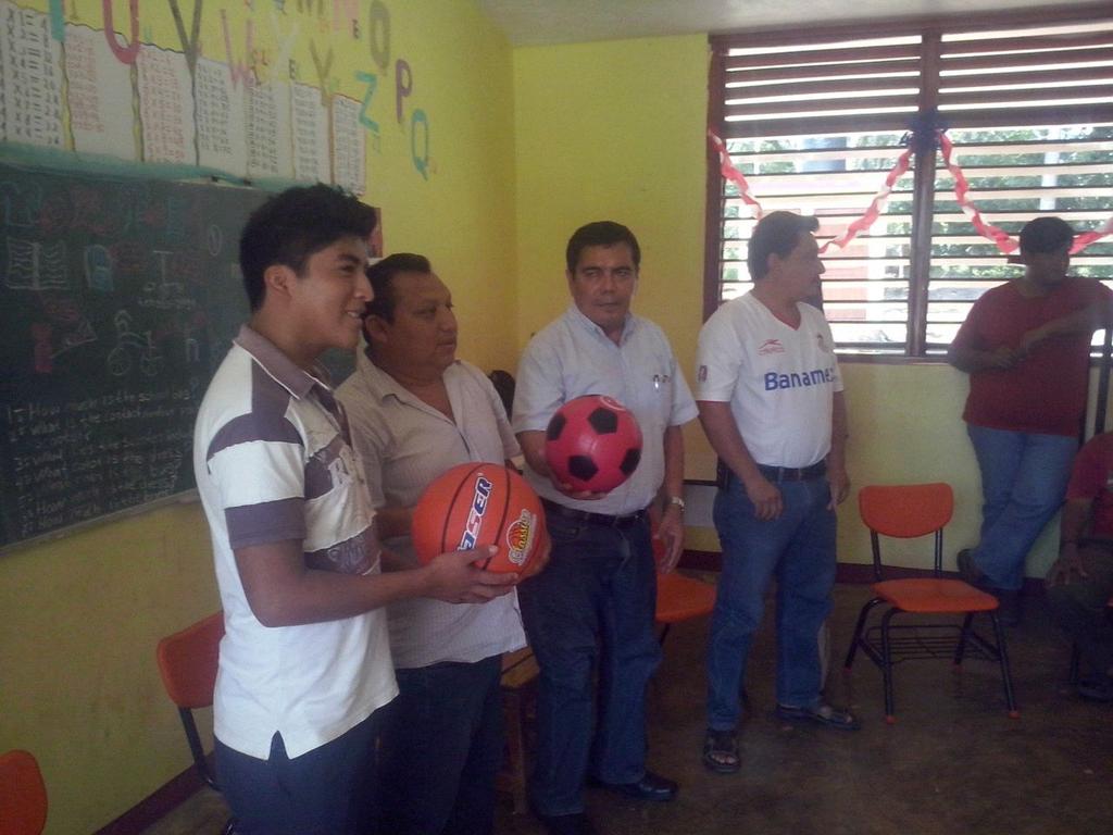 rocalan's tweet photo. @RED_CIUDADANA_  Somos muchos y cada día somos más. visita de evaluación en J.M.M.Lic Ovando y Erick Borges !SÚMATE! http://t.co/ChrPEaj6KZ
