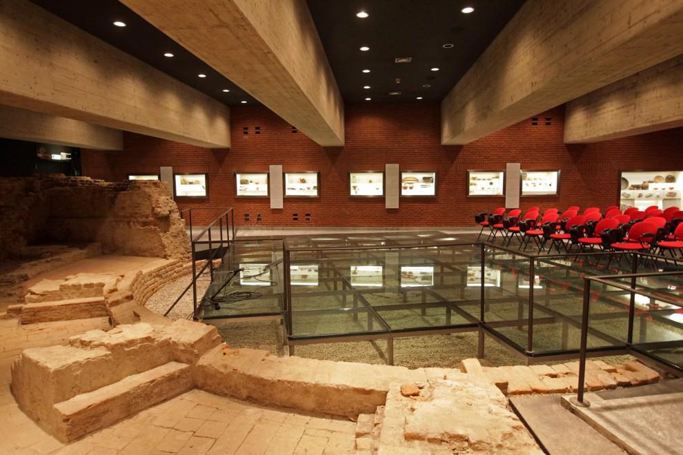 Unicatt's tweet photo. MT @rep_milano: Sotto il pavimento dell'#Unicatt c'è un tesoro archeologico http://t.co/96QGNcTmI2 http://t.co/hLEmJQwD9g