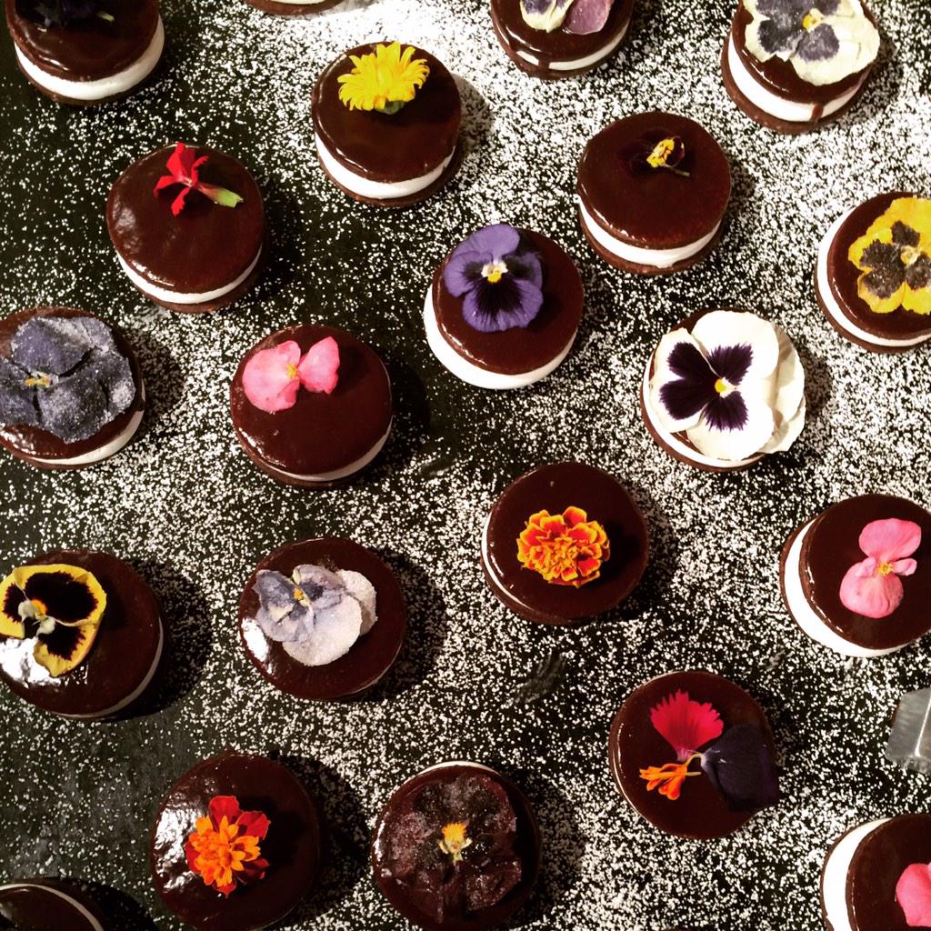 Scentorialist's tweet photo. COOKIE GARDEN: pick and eat. edible #flower #cookies by @BakerandSpiceME | #cultivate #creativity | #bake http://t.co/T9YLbSujs3