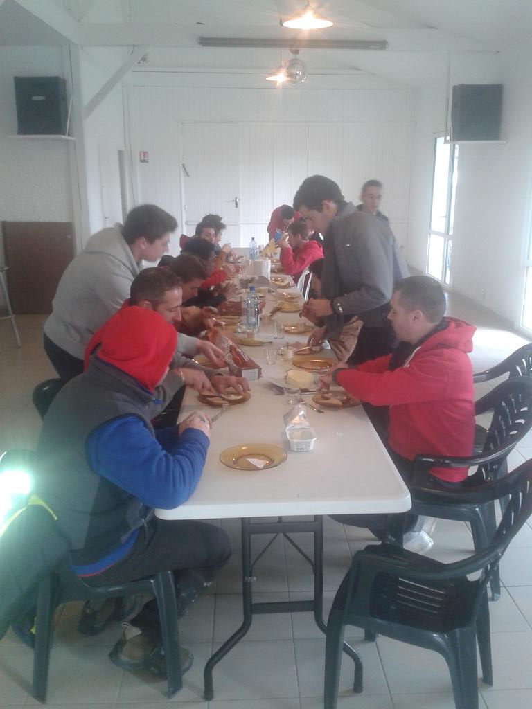 VSVallet's tweet photo. Après un départ retardé par les pluies verglaçantes. Tout le groupe est a la colation d'avant sortie #VSVallet http://t.co/3jEPmtgPHU