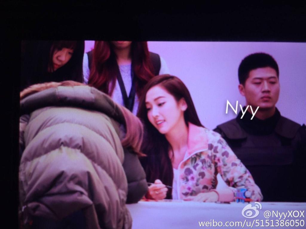 [PIC][23-01-2015]Jessica xuất hiện tại Thành Đô để tham dự buổi fansign đầu tiên cho thương hiệu "Lining" B8HEzWQCYAEI_Wh