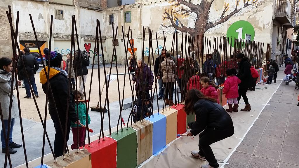 PilarBernado's tweet image. "@GAFOLITO: Color comunitario en inauguración #solarmayores c/San Blas.  http://t.co/PoqAtJFaQ8"
#Quéchulo