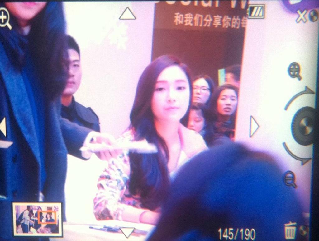[PIC][23-01-2015]Jessica xuất hiện tại Thành Đô để tham dự buổi fansign đầu tiên cho thương hiệu "Lining" B8HFX1bCEAAHHuj