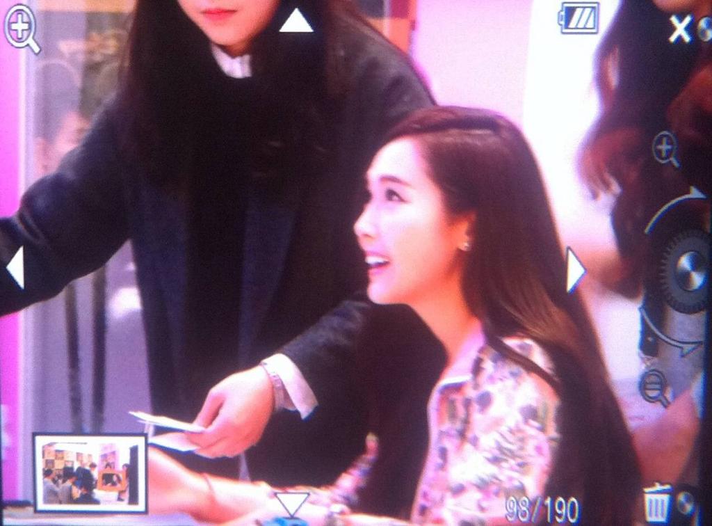 [PIC][23-01-2015]Jessica xuất hiện tại Thành Đô để tham dự buổi fansign đầu tiên cho thương hiệu "Lining" B8HFXkHCEAEOQHx