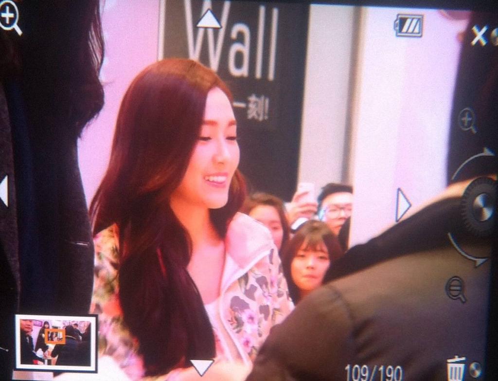 [PIC][23-01-2015]Jessica xuất hiện tại Thành Đô để tham dự buổi fansign đầu tiên cho thương hiệu "Lining" B8HFZaoCYAEtzts