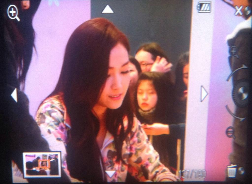 [PIC][23-01-2015]Jessica xuất hiện tại Thành Đô để tham dự buổi fansign đầu tiên cho thương hiệu "Lining" B8HFZrDCYAITMhB
