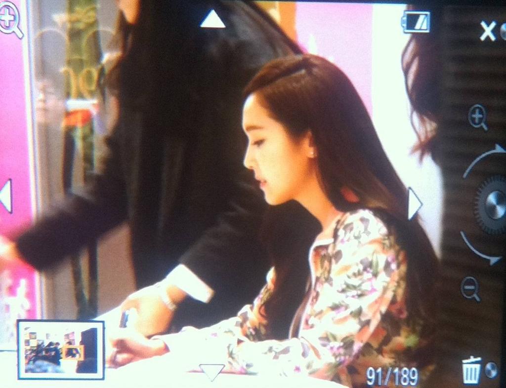 [PIC][23-01-2015]Jessica xuất hiện tại Thành Đô để tham dự buổi fansign đầu tiên cho thương hiệu "Lining" B8HFbBMCMAImhLe