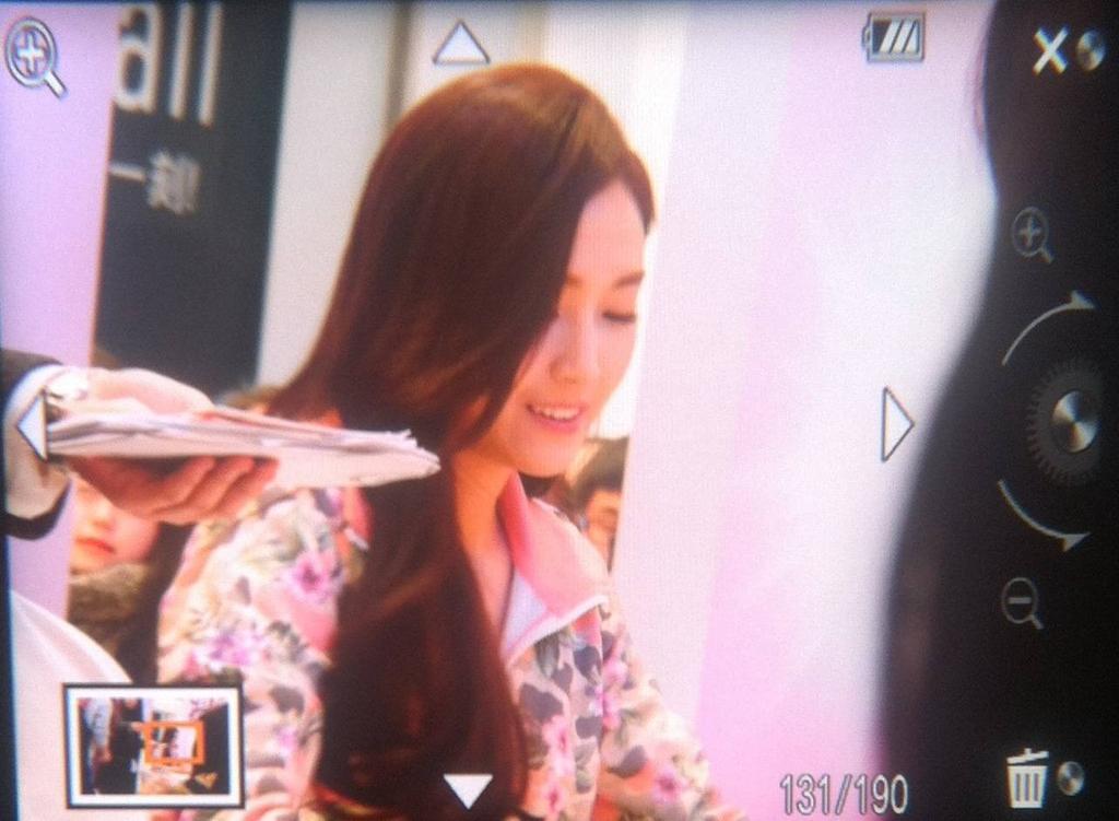 [PIC][23-01-2015]Jessica xuất hiện tại Thành Đô để tham dự buổi fansign đầu tiên cho thương hiệu "Lining" B8HFba_CcAAM_6L
