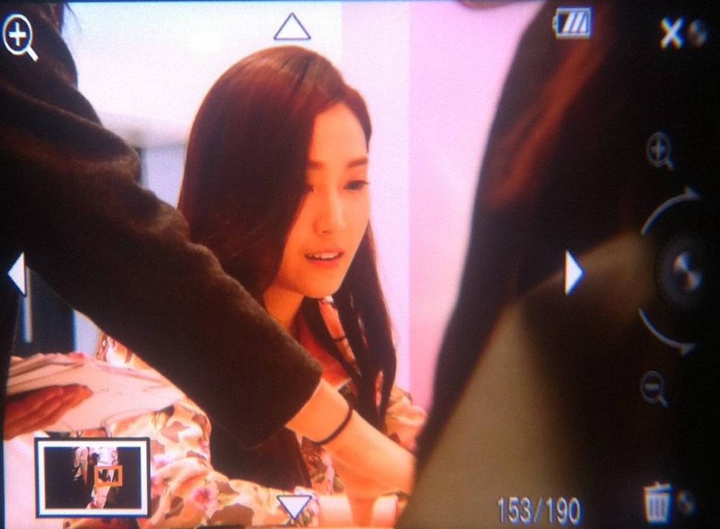 [PIC][23-01-2015]Jessica xuất hiện tại Thành Đô để tham dự buổi fansign đầu tiên cho thương hiệu "Lining" B8HFekXCYAAoFP5