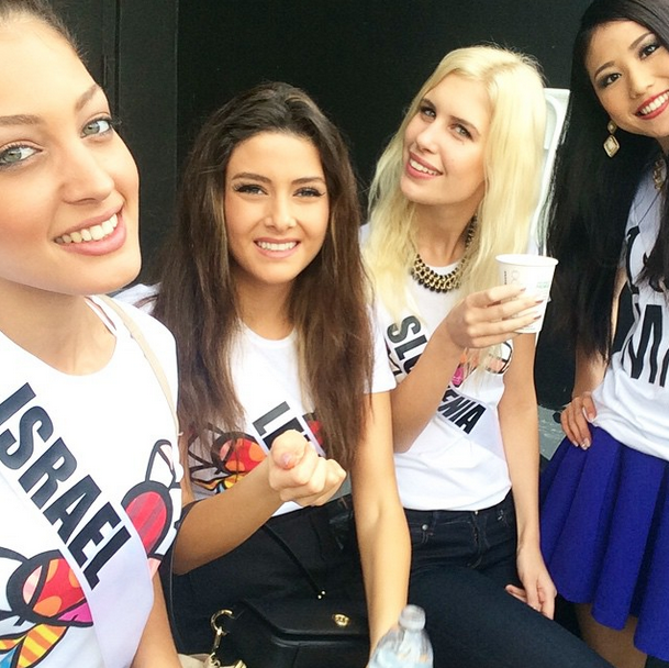 ELLEmagazine's tweet photo. The selfie that caused an international incident: http://t.co/fdde7swrw6 http://t.co/ZzMRxp0vKk