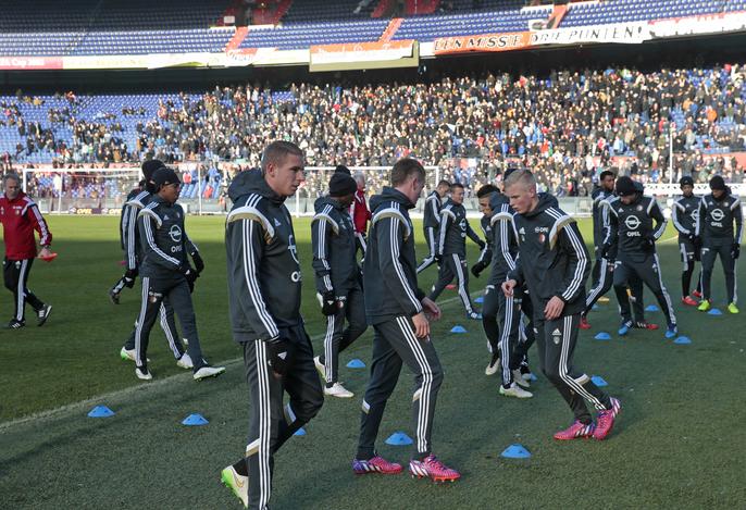 Feyenoord's tweet photo. Feyenoord kon vanochtend tijdens de afsluitende training richting #ajaFEY rekenen op een warm onthaal @DeKuip http://t.co/3I276n08S0