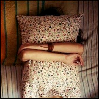 tynashivdasani's tweet image. Matikan lampu &amp;gt;Tutup Muka pake bantal &amp;gt; Tutup Kuping &amp;gt; #I_Surrender*music*