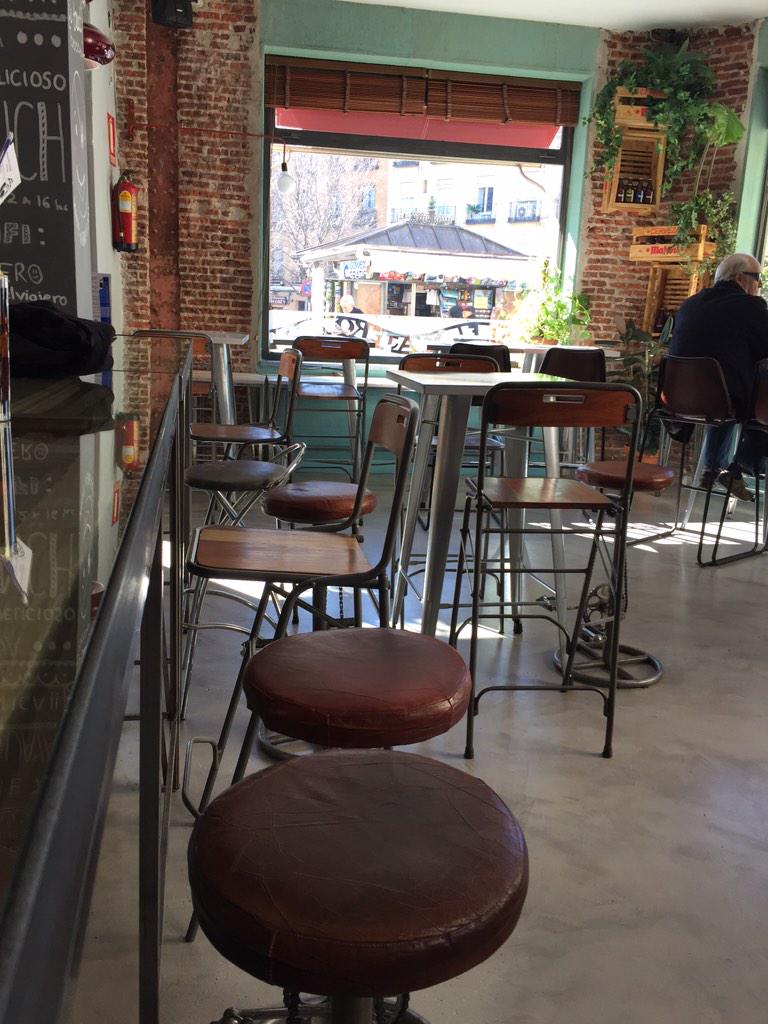 Qué bien se está siempre en <a href="/elviajeromadrid/">elviajeromadrid</a> #Madrid #CañasYcocacolas