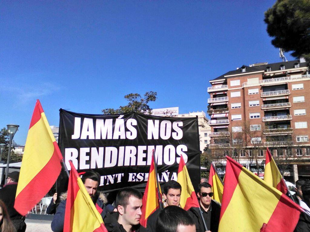MadridTNT's tweet photo. Frente a las traiciones del gobierno, ¡JAMÁS NOS RENDIREMOS¡. Presentes en la manifestación de la AVT en Colón. http://t.co/He12JNz9hg