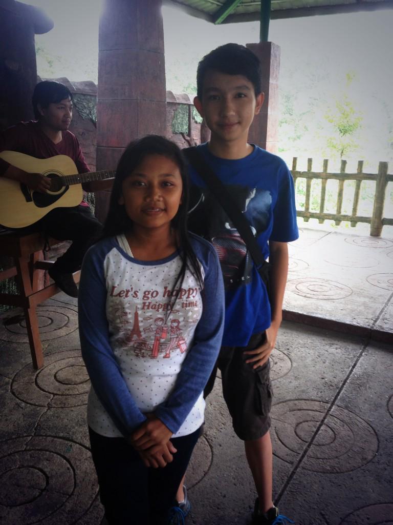 Cindygulla0's tweet photo. Tadi salah satu cindyvers ada yg ulang tahun >..< terus foto bareng adik aku xD cie cie :p sekali lagi happy basuday! http://t.co/uwLQkxyDeg