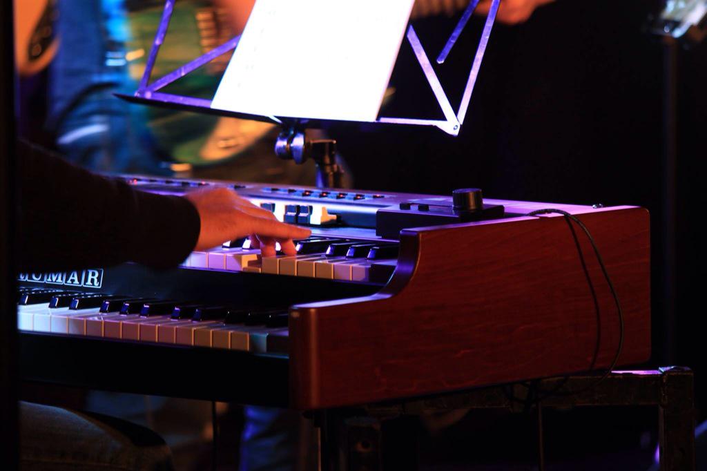 indieraephotos's tweet photo. Had a great night @PaperMoonLive last night with Tom Walker Group. Here are some of my fav photos from the evening: http://t.co/E0kGAgan41
