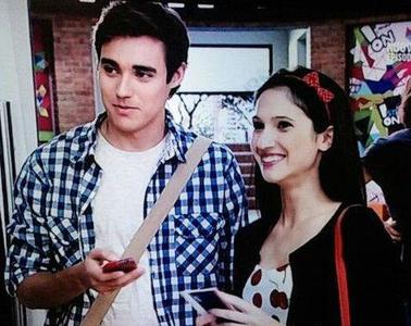 Guumiiis's tweet photo. #Violetta2 - Leon y Francesca - #Leonesca como amigos ♥ Me encanta escenas de #Leonesca♥ @JorgeBlancoG @lodocomello ♥ http://t.co/6pk1mx2fNC