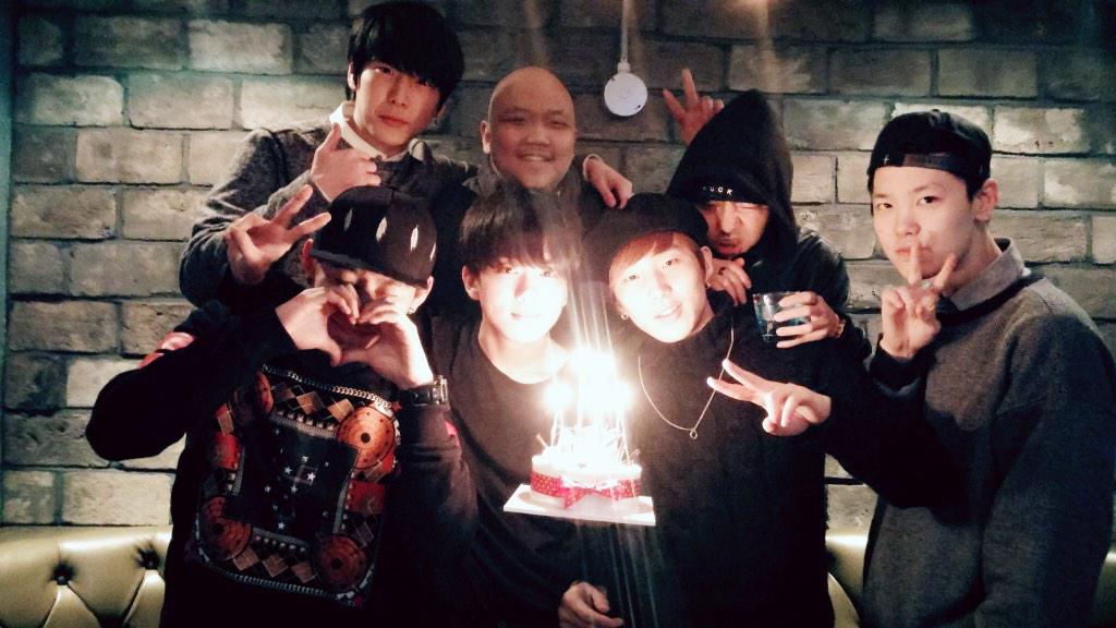 BAP_Youngjae's tweet photo. 나는 이세상에서 제일 행복한사람. 다음엔 같이 찍자, 우리 콘서트에서 Right? http://t.co/5IfVmF5DaD