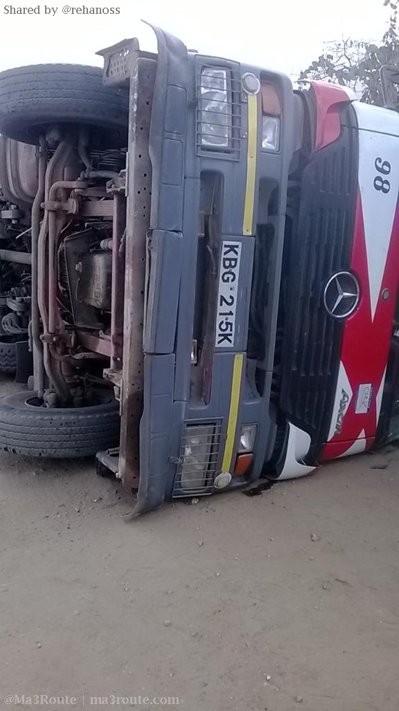 Ma3Route's tweet image. Accident at marich kapenguria kainuk #siginon trailer overturned @KeNHAKenya   via @rehanoss