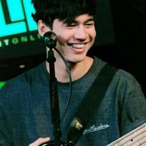 Happy 19th birthday Calum Hood! Thank you for making us happy, remember that we\re always here for you. We love you! 