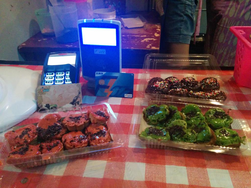 INI ENAK! Kue cubit <a href="/kantinsd/">Kantin SD PS. Santa</a> ada rasa green tea, choco, red velvet. Antrinya tuh dari jam 5! Gokss :p #MalMinganDulu